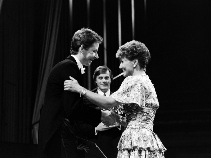 The then Crown Princess Sonja congratulates Nigel Hill who won the first final in what was then called the Crown Princess Sonja International Music Competition. Photo: Lars N. Sæthre, Aftenposten / NTB